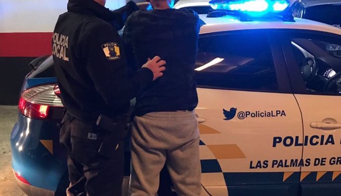 La Policía Local de Las Palmas de Gran Canaria durante una detención (recurso)