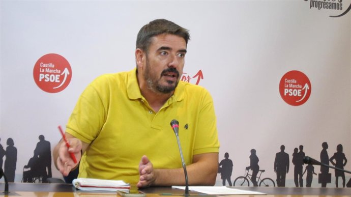 Esteban en rueda de prensa                         