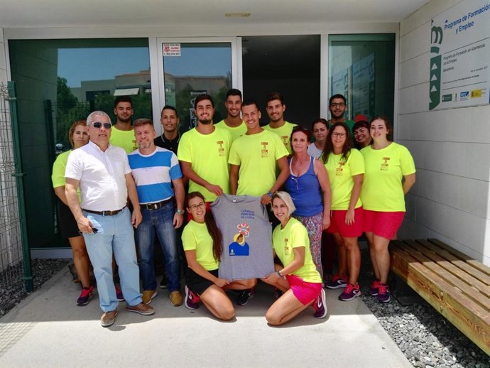 Sebastián Quintana con los jóvenes que se forman como socorristas en Maspalomas
