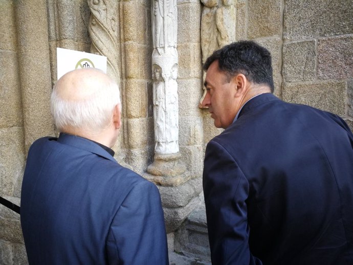 Román Rodríguez visita la restauración de la pintada de la Catedral de Santiago