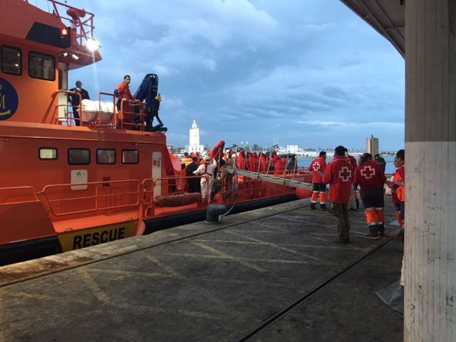 Barco salvamento migrantes inmigrantes cruz roja solidaridad atención asistencia