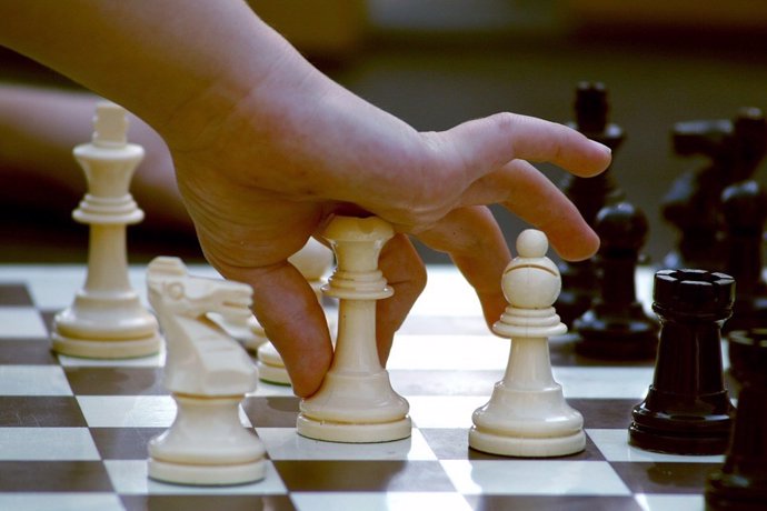 Un niño jugando al ajedrez