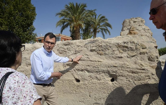 Ballesta visitando los trabajos entorno del Molino del Batán