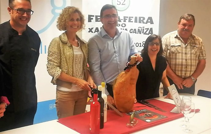 Presentación de la 52 Feira do Xamón de A Cañiza con Nava Castro.