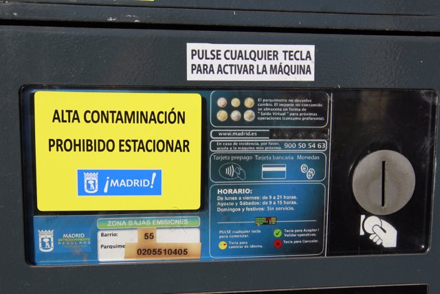 Parquímetro de Madrid muestra la señal alta polución prohibido aparcar