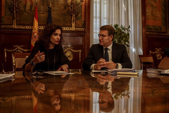 La ministra de Hacienda, María Jesús Montero, se reúne con el presidente de la X