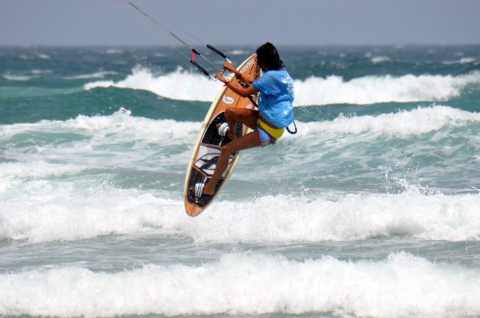 Imagen de archivo de un deportista practicando kitesurf
