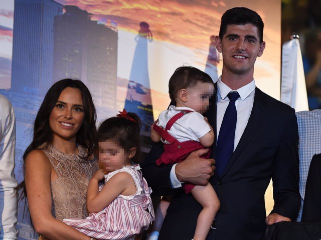 Thibaut Courtois y Marta Domínguez