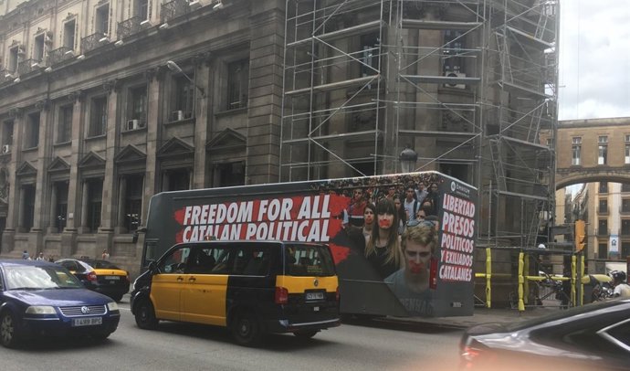 Autobús de la campanya d'Òmnium a Barcelona
