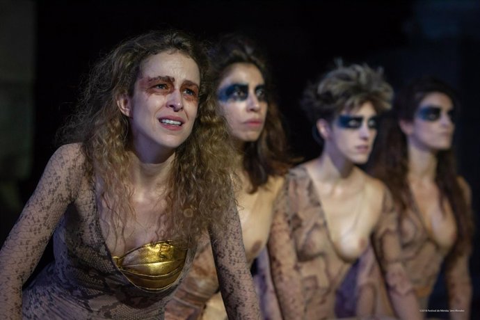 Silvia Abascal acompañada por el coro de Las Amazonas con el pecho descubierto