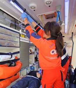 Profesionales sanitarios del 061 asisten a un paciente en una ambulancia