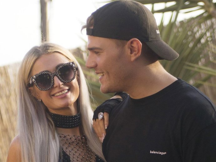 Paris Hilton junto a su novio Chris Zylka