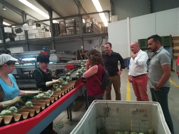 Visita de Manuel García Cerezo a una empresa de producción hortofrutícola