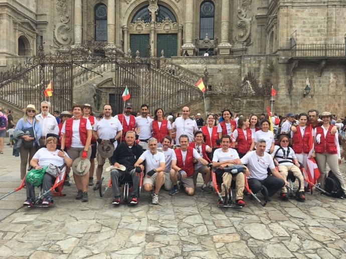 Cuatro peregrinos en silla de ruedas y voluntarios de la Orden de Malta