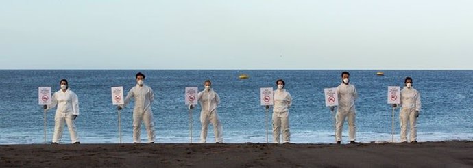 Activistas de Greenpeace cerrando simbólicamente una playa