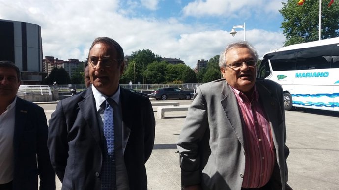 FERNANDO LASTRA, CONSEJERO INFRAESTRUCTURAS, Y OVIDIO DE LA ROZA (ASETRA)