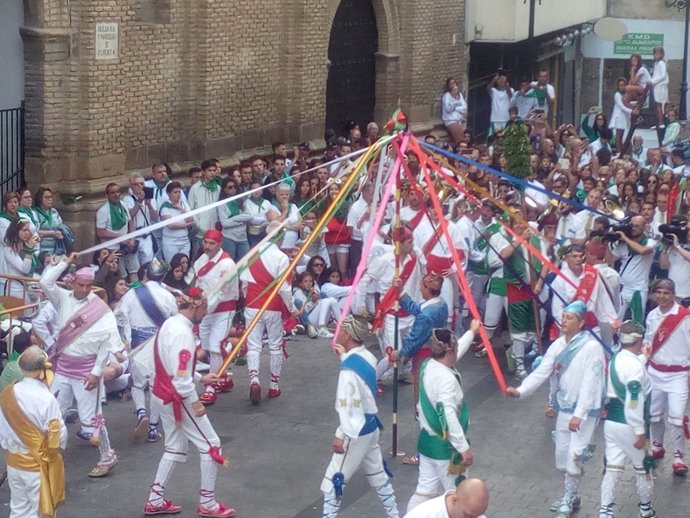Los Danzantes bailan el Día de San Lorenzo en Huesca