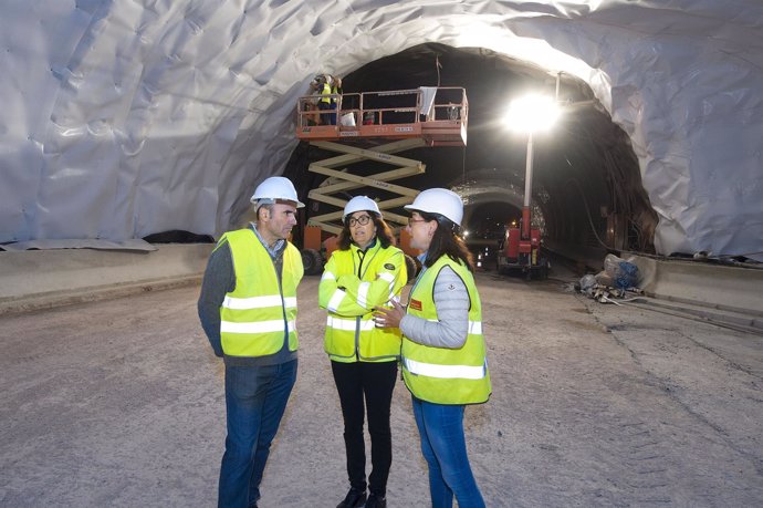 Ayerdi en su visita a las obras de los túneles de Belate y Almandoz