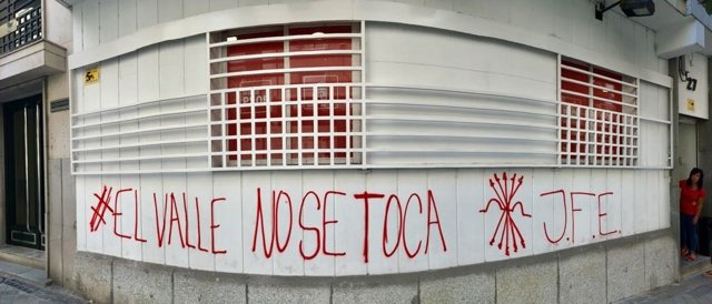 Pintada en contra de la exhumación de Franco en una agrupación del PSOE