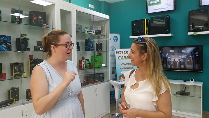 La alcaldesa de Alcalá de Guadaíra visita comercios de la avenida Santa Lucía