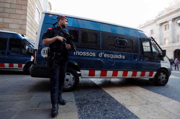 Un Mosso realiza labores de seguridad en el exterior de la Generalitat