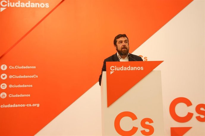 El secretario del Grupo Parlamentario Ciudadanos, Miguel Gutiérrez, ofrece una r
