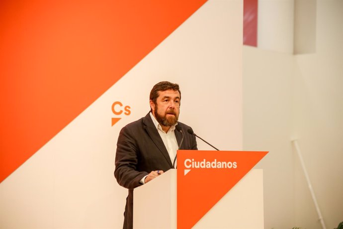 El secretario del Grupo Parlamentario Ciudadanos, Miguel Gutiérrez, ofrece una r