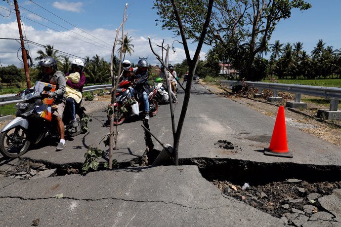 Carretera destruida por el terremoto en Lombok (Indonesia)