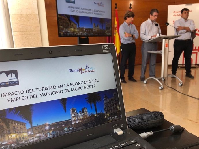 Jesús Pacheco, concejal de Promoción Económica en presentación datos Turismo