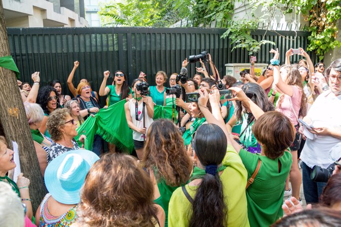 Pañuelazo internacional por el aborto legal en Argentina frente a la Embajada Ar