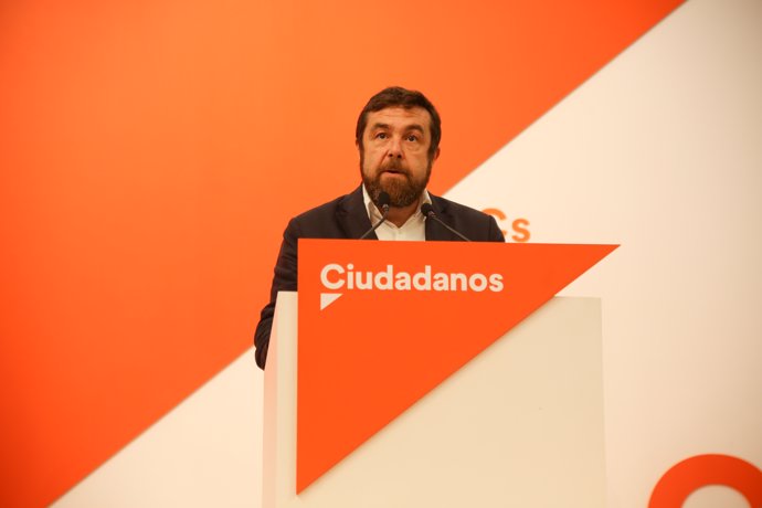 El secretari del Grup Parlamentari Ciudadanos, Miguel Gutiérrez, ofereix una r