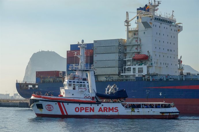 Open Arms arriba a Algesires (Cadis)