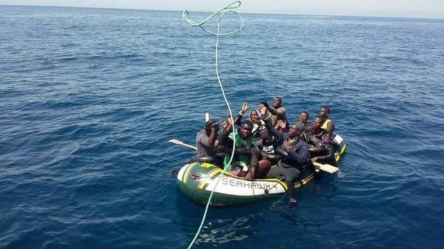 Patera con inmigrantes en el Estrecho