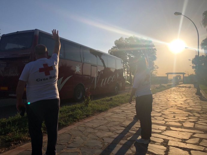 Volunarios de cruz roja despiden a los migrantes que parten de Mérida en autobús