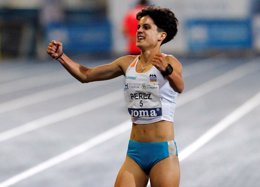 María Pérez celebra su victoria en una prueba de 20 kilómetros marcha.