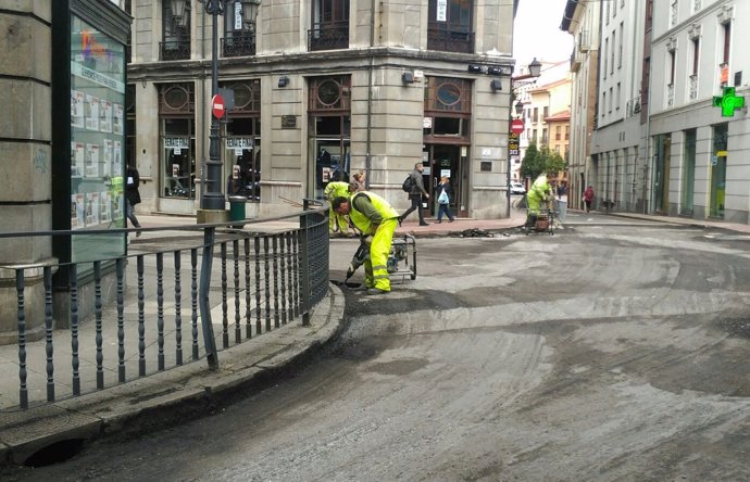 Un operario repara una calle de Oviedo. 