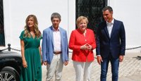 Pedro Sánchez da la bienvenida a Angela Merkel en el Palacio de los Duques de Medina Sidonia en Sanlúcar (Cádiz)