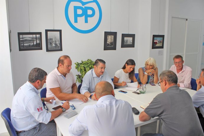 Reunión del PP Cádiz con trabajadores del aeropuerto de la base de Rota.