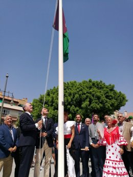 De la Torre y Olivares izan la bandera de Málaga