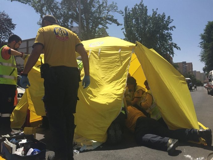 Herida grave una motocilista al caerse en una calle de La Elipa