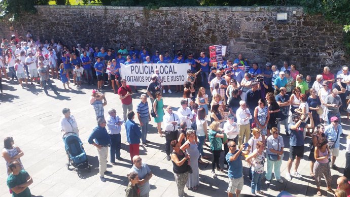 Protesta de la Policía Local durante la lectura del pregón de Pontevedra