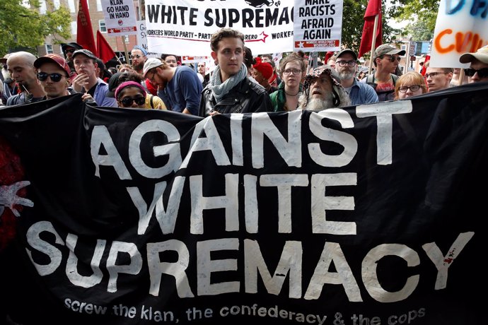 Cientos de supremacistas blancos marchan por las calles de Charlottesville