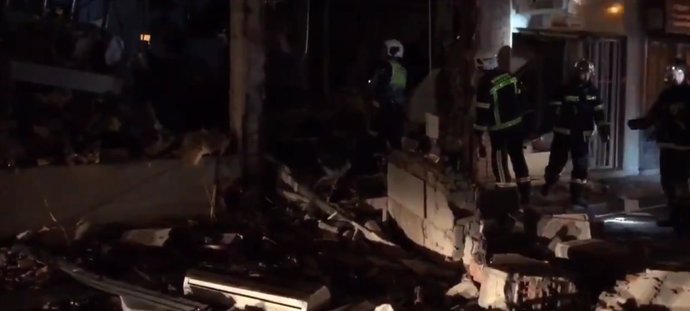 Bomberos trabajan en el restaurante que ha sufrido una explosión en Pozuelo