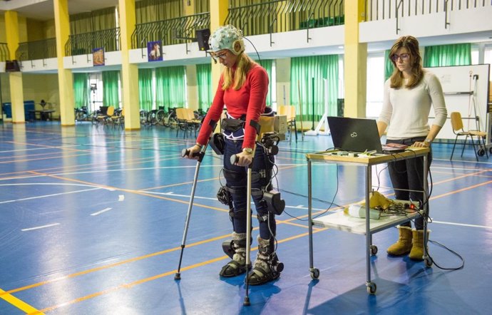 Persona utilizando tecnología de asistencia a la movilidad