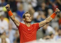 Nadal desarma a Tsitsipas y alza su título 80