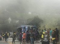 Mueren 12 personas y 30 resultan heridas tras volcar un autobús en Ecuador
