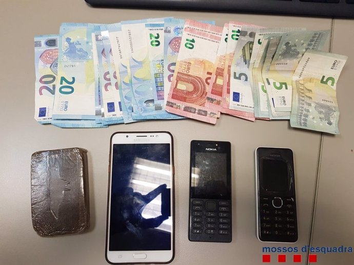 Los 100 gramos de hachís, tres móviles y 460 euros intervenidos
