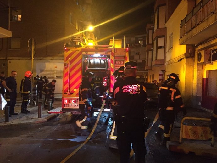 Bomberos del Ayuntamiento de Madrid en el edificio incendiado en Villaverde