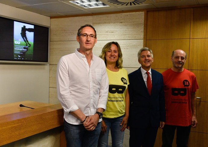 Osés en compañía de los organizadores y el alcalde de Badarán (izquierda).