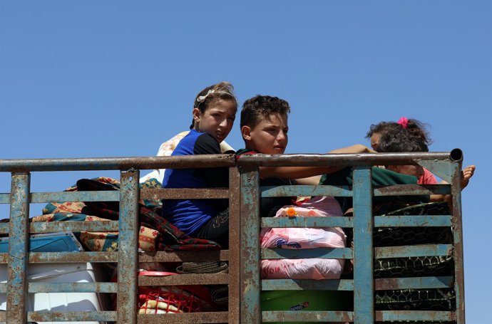Niños en un camión en la provincia de Derá
